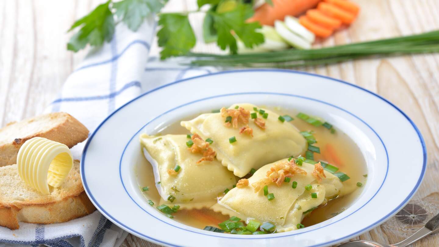 Traditionelles schwaebisches Gericht namens Maultaschen mit Butter-Toast | © Gettyimages.com/kabVisio
