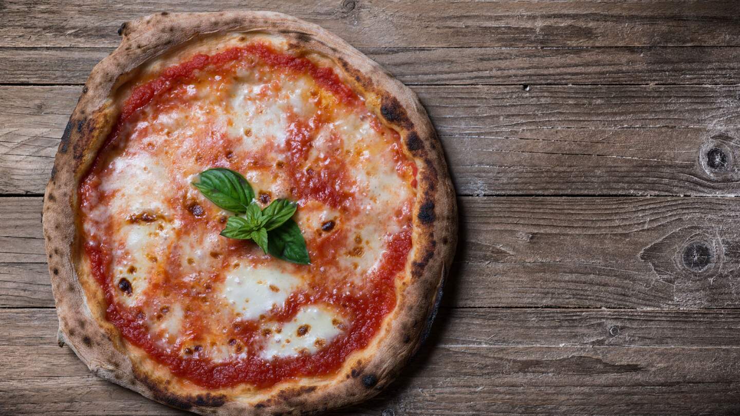 Pizza Margherita auf der Draufsicht Komposition | © Gettyimages.com/Jef_M
