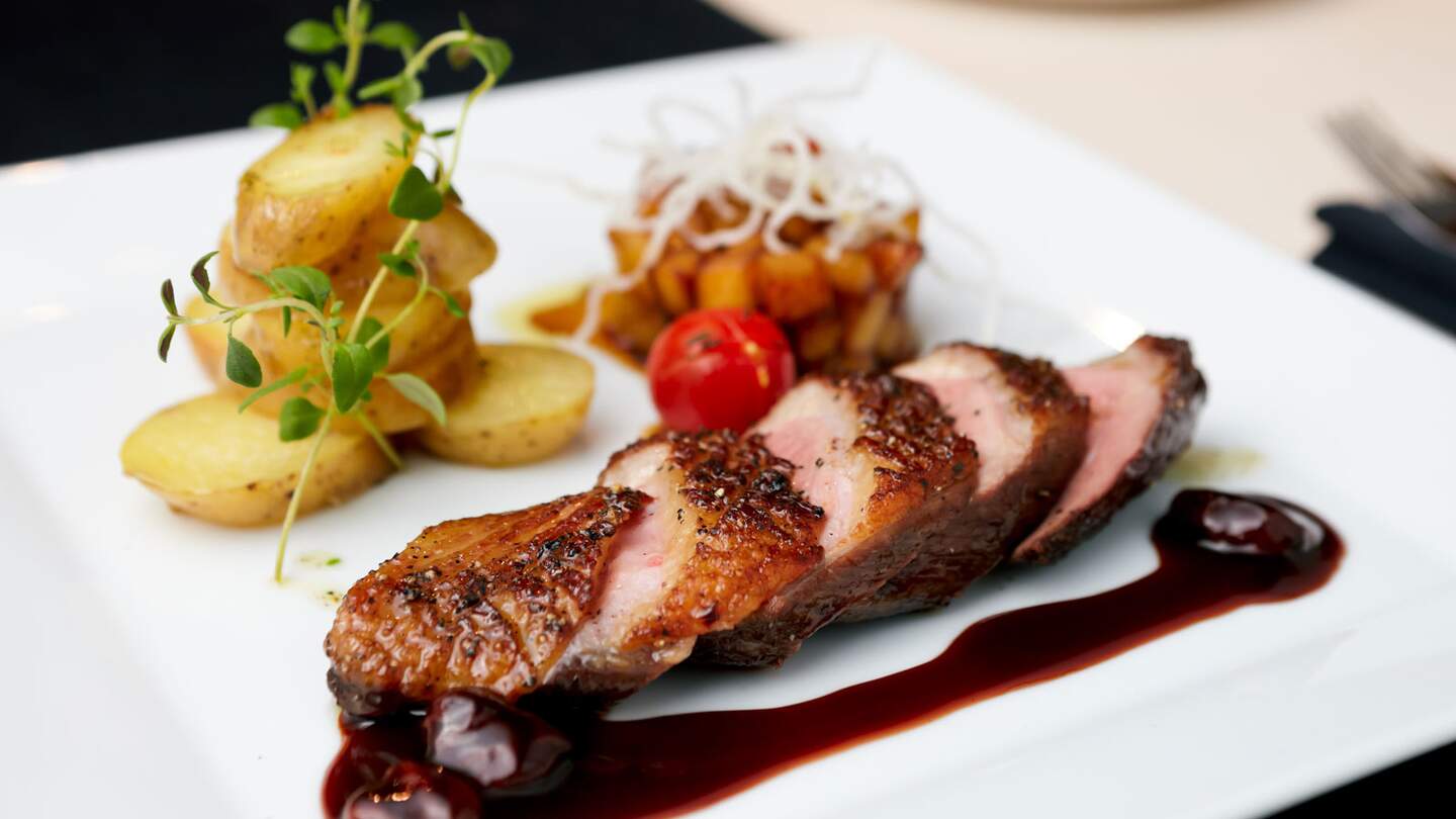 Gebratene Ente mit Birne, mariniert in Rotwein und Mascarpone Rose | © Gettyimages.com/mtoome