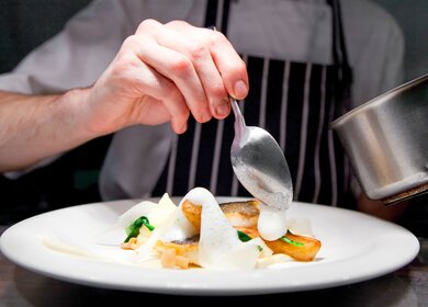 Küchenchef bereitet das Gericht in der Restaurantküche zu | © Gettyimages.com/DDurrich