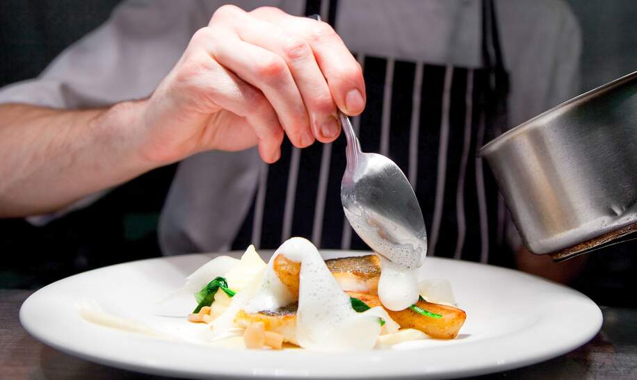Küchenchef bereitet das Gericht in der Restaurantküche zu | © Gettyimages.com/DDurrich