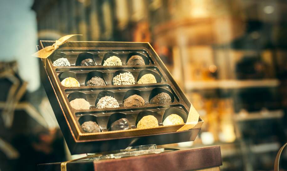 Belgische Pralinen in einem Schaufenster angerichtet in einer Schachtel | © Gettyimages.com/alexsalcedo