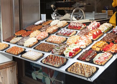 Frische Bruesseler Waffeln oder Gaufries mit frischer Sahne und Früchten sind eine der belgischen Attraktionen für Touristen | © Gettyimages.com/MyImages_Micha