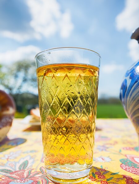 Ein Krug, eine Brezel und ein für Frankfurt typischer Apfelwein stehen auf einem Tisch | © Gettyimages.com/kontrast-fotodesign