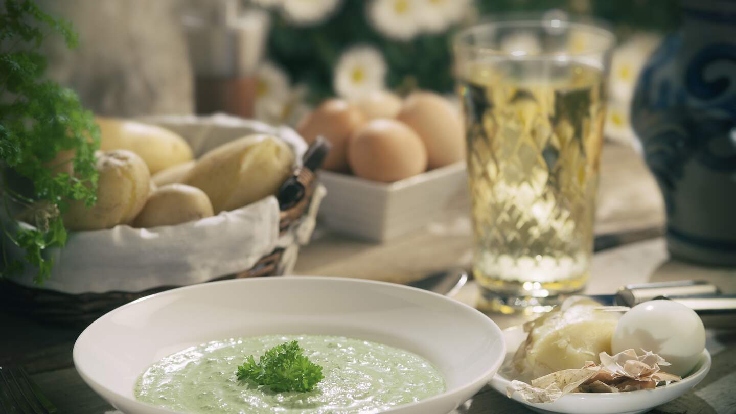 Ein traditionelles Frankfurter Essen aus 7 Kräutern. .Zutaten sind Petersilie, Schnittlauch, Sauerampfer, Borretsch, Kresse, Pimpinelle und Kerbel. Auf der rechten Seite ist ein Bembel, der traditionelle Steingutkrug, und ein Glas hessischer Apfelwein zu sehen. | © Gettyimages.com/kontrast-fotodesign