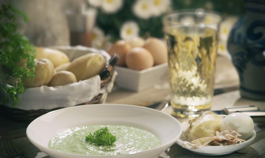 Ein traditionelles Frankfurter Essen aus 7 Kräutern. .Zutaten sind Petersilie, Schnittlauch, Sauerampfer, Borretsch, Kresse, Pimpinelle und Kerbel. Auf der rechten Seite ist ein Bembel, der traditionelle Steingutkrug, und ein Glas hessischer Apfelwein zu sehen. | © Gettyimages.com/kontrast-fotodesign