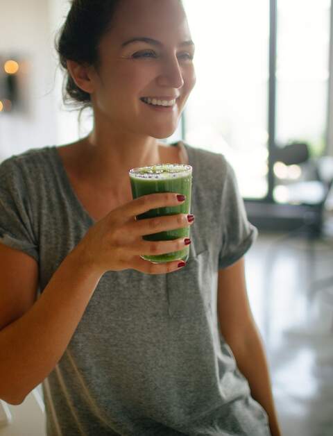 Foto einer jungen laechelnden Frau beim gesunden Fruehstueck am Morgen | © Gettyimages.com/AleksandarNakic
