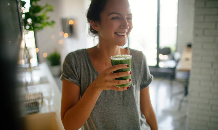 Foto einer jungen laechelnden Frau beim gesunden Fruehstueck am Morgen | © Gettyimages.com/AleksandarNakic