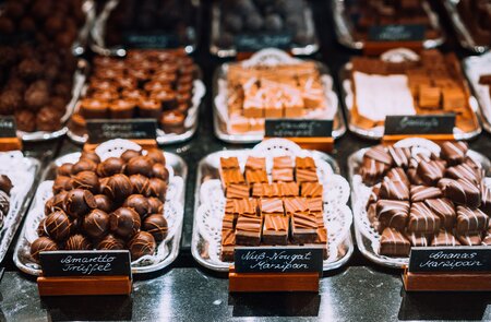 Luebeck traditionelles Marzipan Pralinen in einer Touristen-Shop-Vitrine | © Gettyimages.com/Polina Kochneva