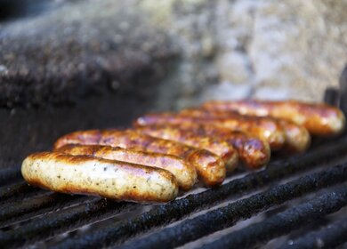 Typische Nuernberger Bratwuerste auf einem Grill | © Gettyimages.com/koi88