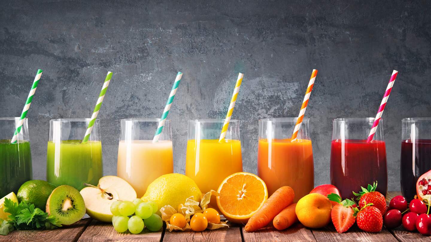 Sortiment an frischem Obst und Gemuesesäften in Regenbogenfarben | © Gettyimages.com/AlexRaths
