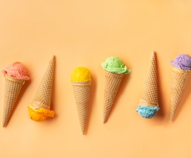 Bunte Eiskegel auf gelbem Backgound. Sommerkonzept | © Yummy pic/gettyimages.com