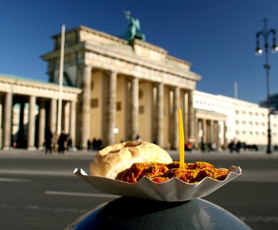 Currywurst vor dem Brandenburger Tor | © Gettyimages.com/AndreasWeber