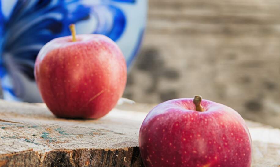 Traditioneller hessischer Apfelwein oder Apfelsaft vor dem traditionellen Tonkrug alias Bembel. Hoelzerner Hintergrund. | © Gettyimages.com/kontrast-fotodesign