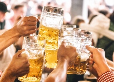 Mehrere Bierkruege stossen aufeinander | © Gettyimages.com/golero