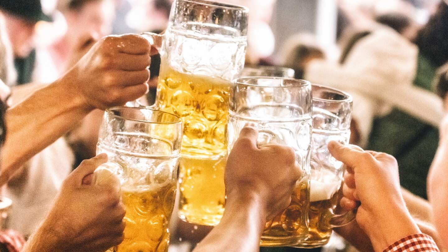 Mehrere Bierkruege stossen aufeinander | © Gettyimages.com/golero