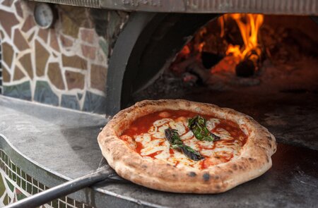 Italienische Pizza Margherita  | © Gettyimages.com/zummolo