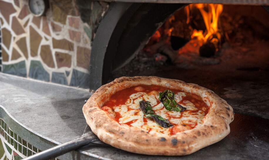 Italienische Pizza Margherita  | © Gettyimages.com/zummolo