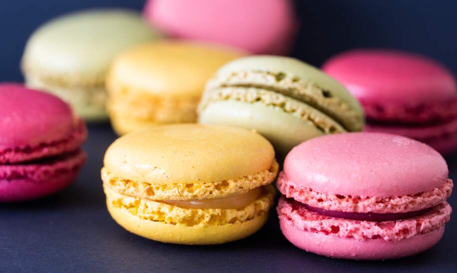 Macarons auf dunklem Hintergrund, bunte franzoesische Kekse Macarons | © Gettyimages.com/Anna Zatica
