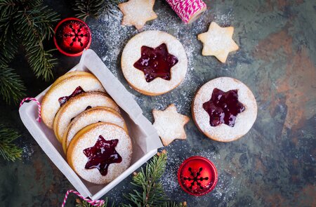 Traditionelle oesterreichische Weihnachtsplaetzchen - Linzer Kekse mit roten Himbeermarmelade gefuellt | © Gettyimages.com/Anikona