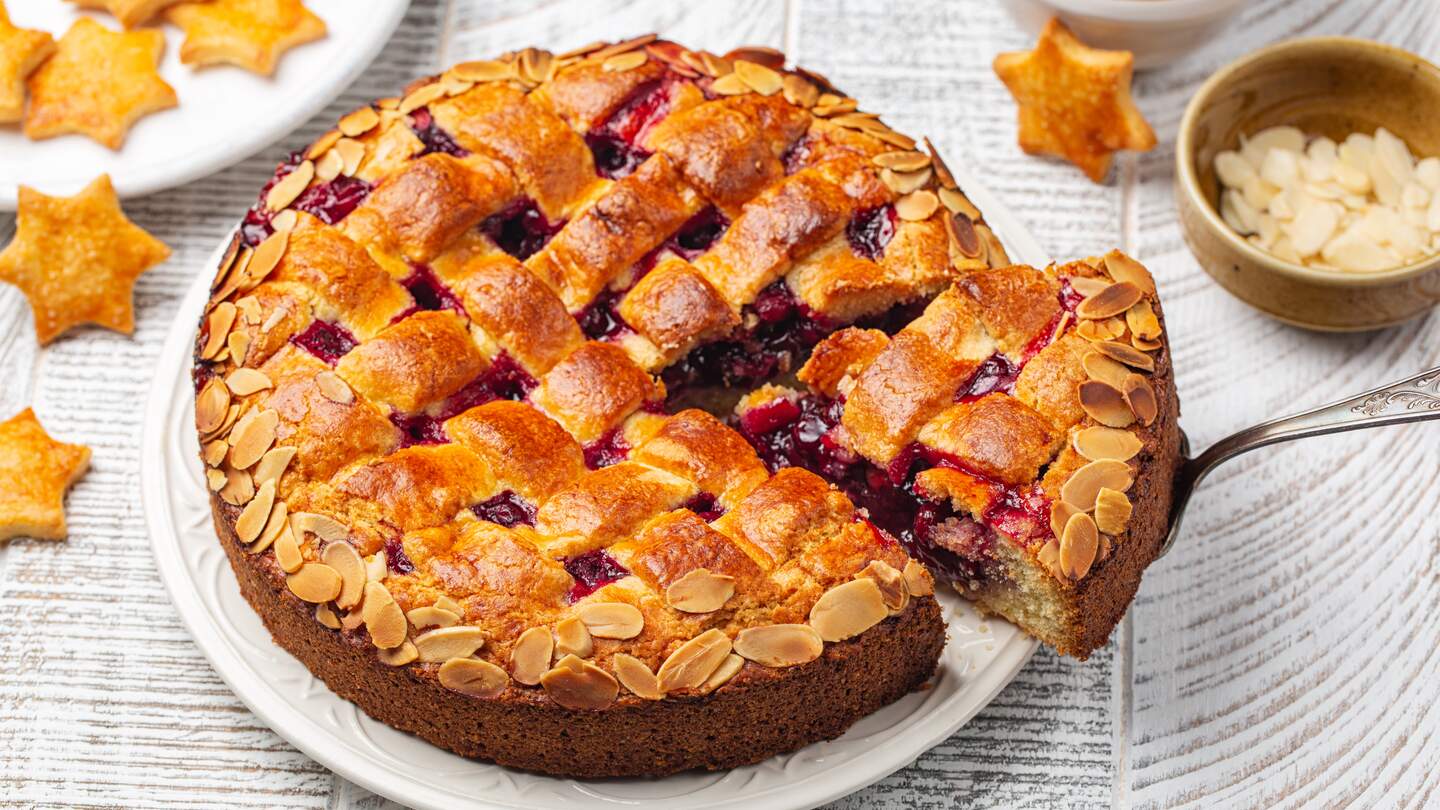 Linzer Torte. Traditionelle oesterreichische Torte mit Preiselbeeren und Mandeln, Gitterdesign obendrauf. Selbstgemacht | © Gettyimages.com/Olga Mazyarkina
