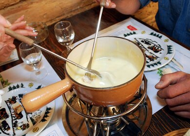 Traditionelles Kaesefondue im Restaurant Le Chalet in Château-d`Oex im Genferseegebiet in der Schweiz | © GoldenPass 