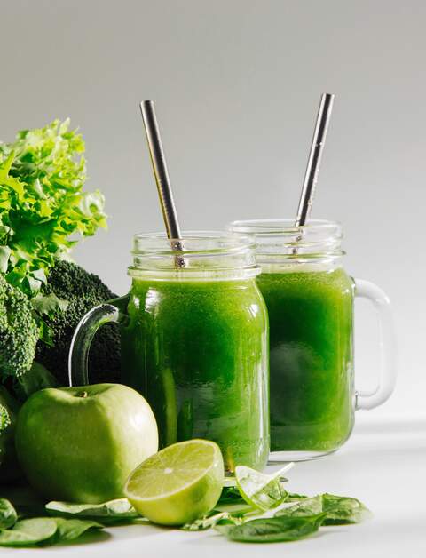 Gesundes Fruehstueck mit gruenem Smoothie für Detox und Diaet | © Gettyimages.com/Igishevamaria