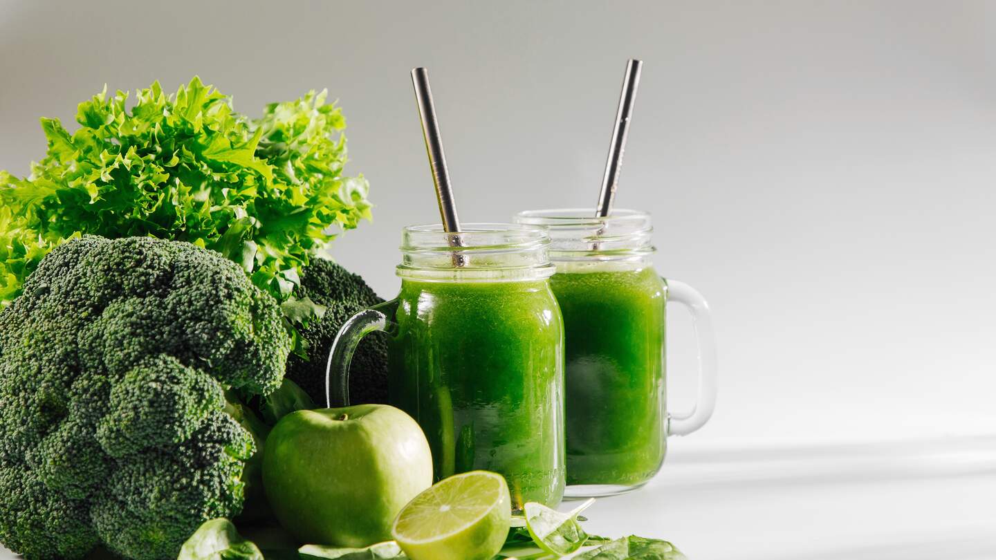 Gesundes Fruehstueck mit gruenem Smoothie für Detox und Diaet | © Gettyimages.com/Igishevamaria
