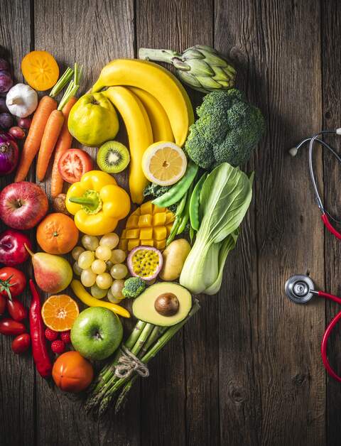 Gemuese und Obst mit Herzform als Konzept der Herz-Kreislauf-Gesundheit | © Gettyimages.com/MEDITERRANEAN