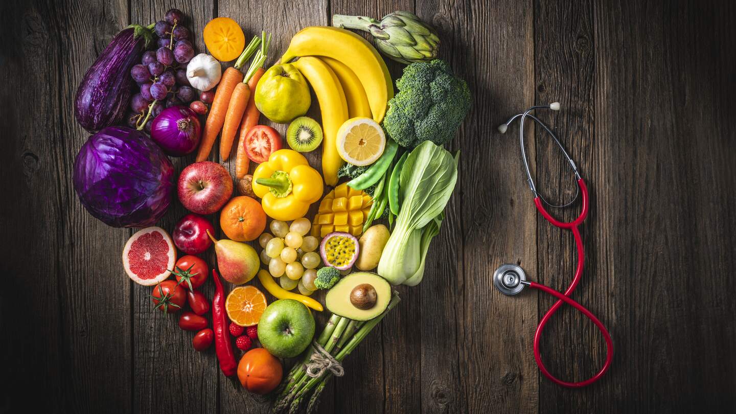 Gemuese und Obst mit Herzform als Konzept der Herz-Kreislauf-Gesundheit | © Gettyimages.com/MEDITERRANEAN