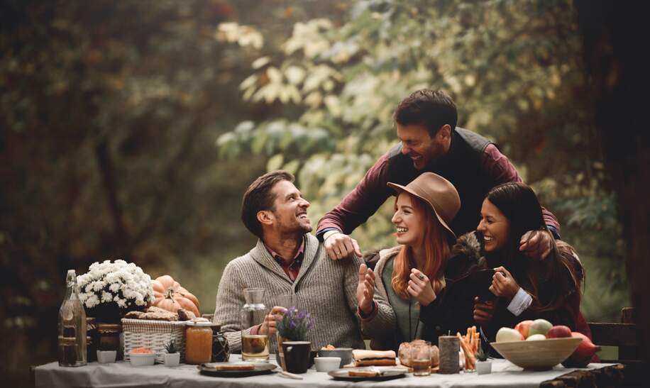 Freunde geniessen die gemeinsame Zeit im Park bei einem Picknick | © Gettyimages.com/Georgijevic