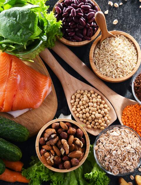 Lebensmittel, die zur Stabilisierung des Insulin- und Blutzuckerspiegels empfohlen werden | © Gettyimages.com/monticelllo