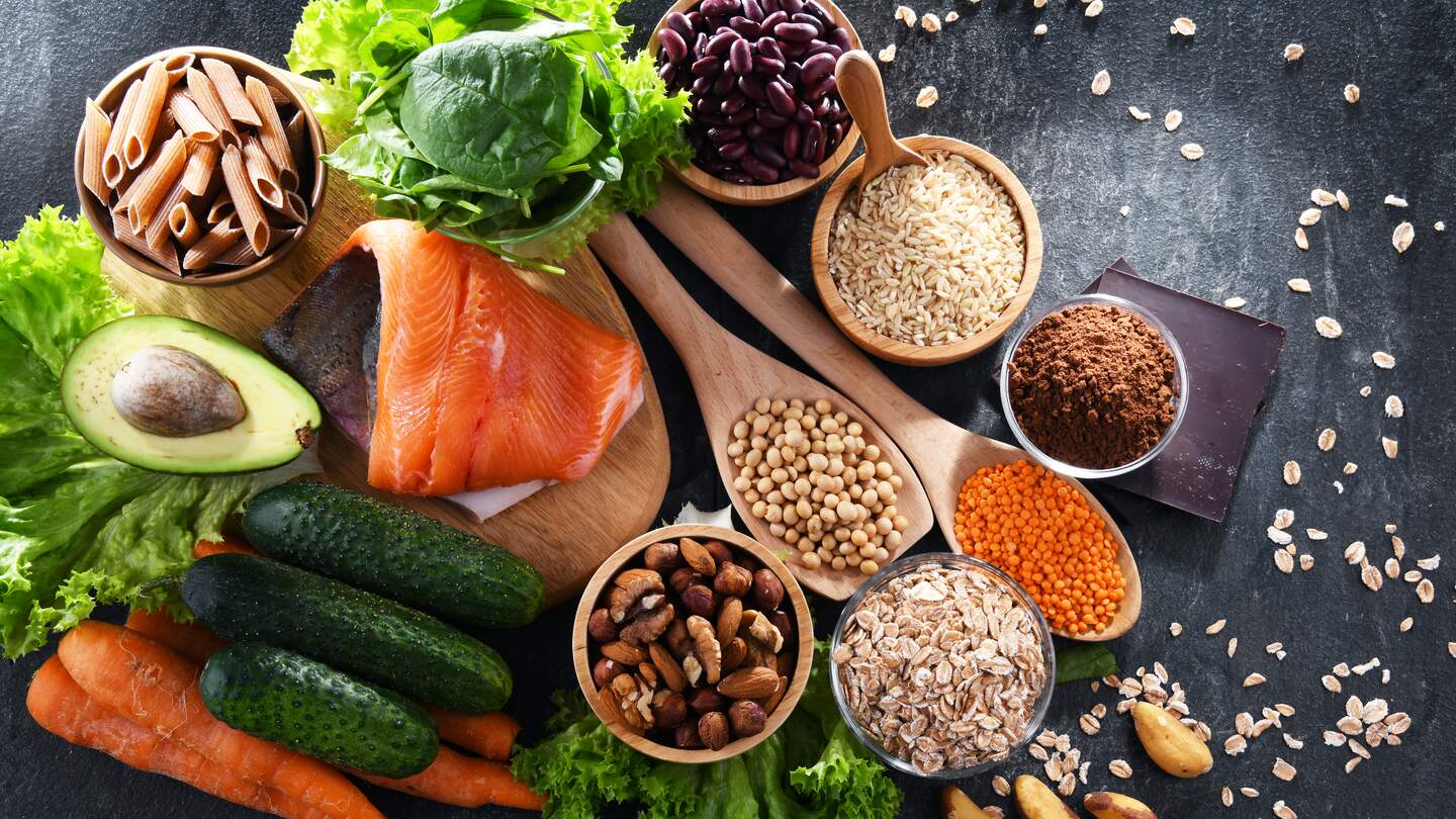 Lebensmittel, die zur Stabilisierung des Insulin- und Blutzuckerspiegels empfohlen werden | © Gettyimages.com/monticelllo