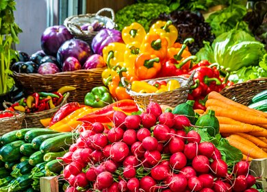 Buntes Gemuese auf einem Bauernmarkt zum Kauf | © Gettyimages.com/FooTToo