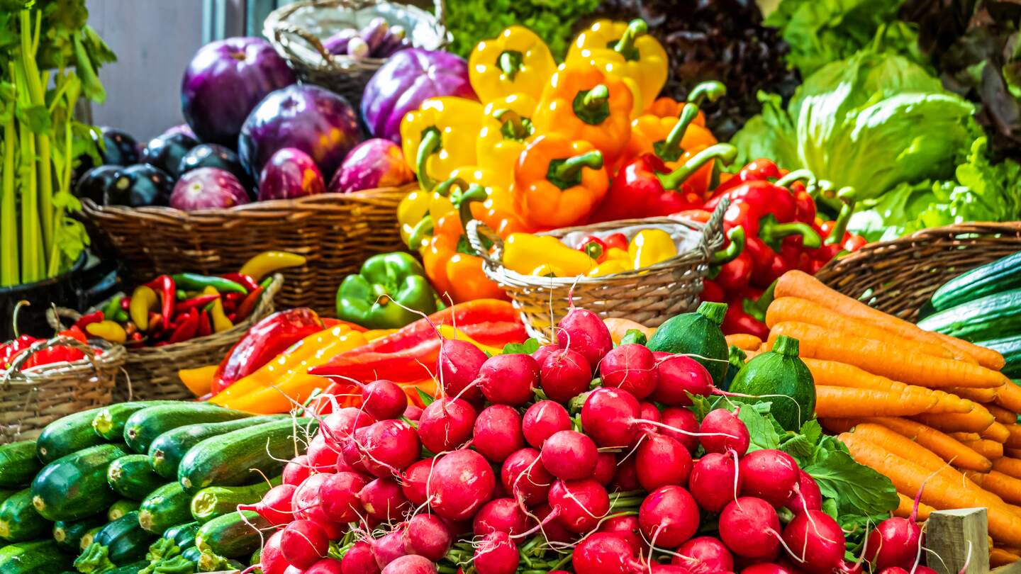 Buntes Gemuese auf einem Bauernmarkt zum Kauf | © Gettyimages.com/FooTToo