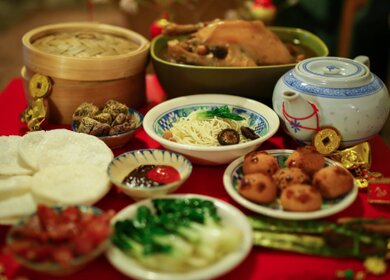 Chinesisches Essen wird mit verschiedenen Sorten serviert | © gettyimages.com/anhvabe