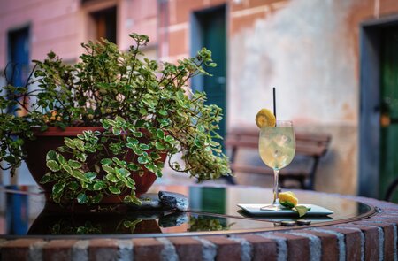 Limoncino – typischer Drink in Italien, hergestellt aus Zitronen und mediterranen Aromen, serviert in einem Glas. | © Gettyimages.com/krisblackphotography
