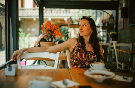 Ein Hauch von Dolce Vita in Italien – Cappuccino und Espresso im Café genießen, das typische italienische Lebensgefühl erleben. | © Gettyimages.com/lechatnoir