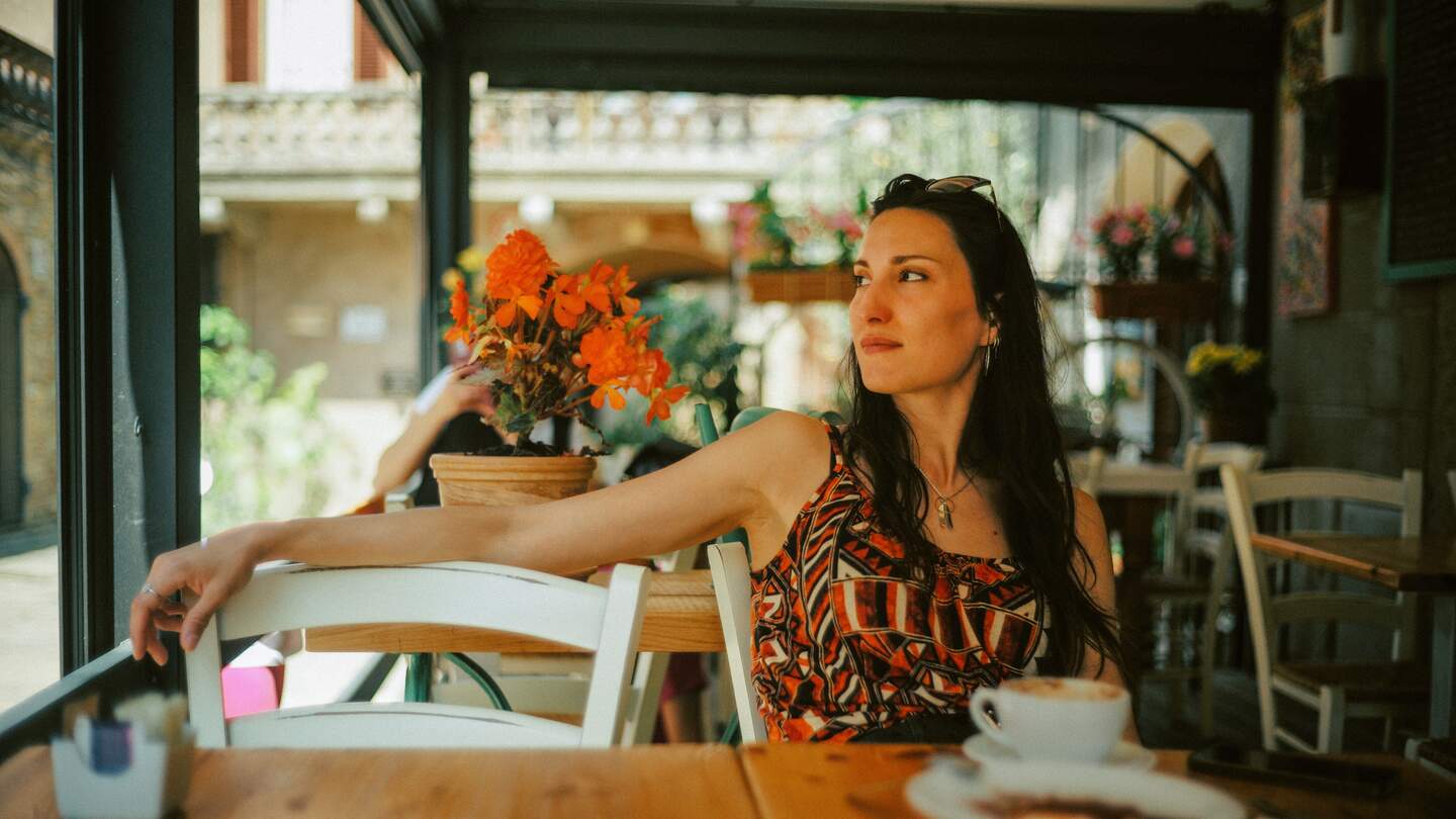 Ein Hauch von Dolce Vita in Italien – Cappuccino und Espresso im Café genießen, das typische italienische Lebensgefühl erleben. | © Gettyimages.com/lechatnoir