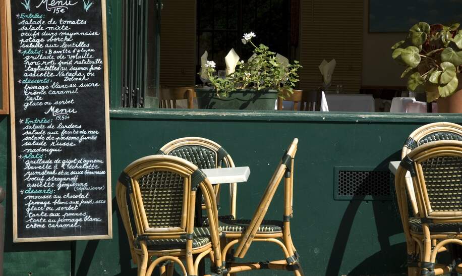 Typisches französisches Restaurant und traditioneller Bistro-Einrichtung in Frankreich. | © Gettyimages.com/webkojak