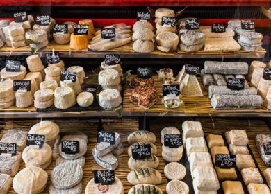 Auswahl an regionalem Käse in einer Markthalle in Frankreich – perfekt für Feinschmecker und Käseliebhaber. | © Gettyimages.com/AlexKozlov