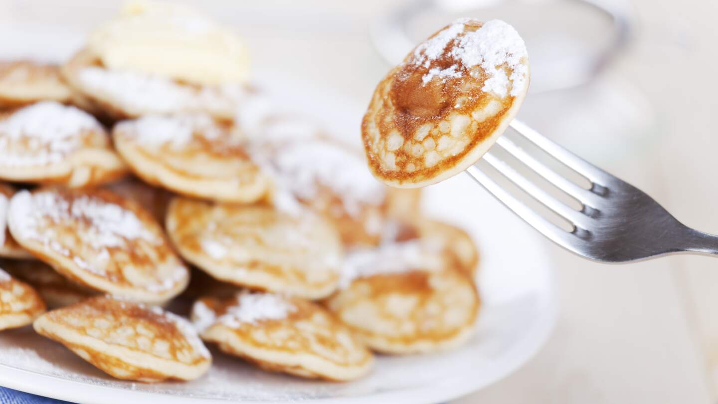 Poffertjes, niederländische kleine Pfannkuchen | © GettyImages.com/sara_winter