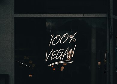 Schriftzug 100 Prozent Vegan | © Unsplash/Samuel Regan-Asante