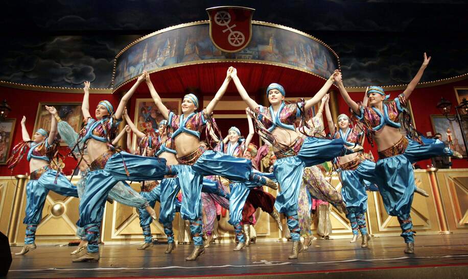 Teilnehmer des Fastnachtsballetts in Mainz beim Auftritt | ©  Landeshauptstadt Mainz
