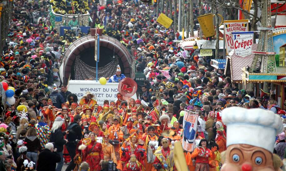 Parade voller Menschen beim Rosenmontagszug in Mainz. | ©  Landeshauptstadt Mainz