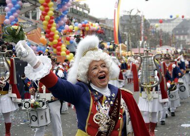 Frau bei einem Karnevalsumzug | © Landeshauptstadt Mainz