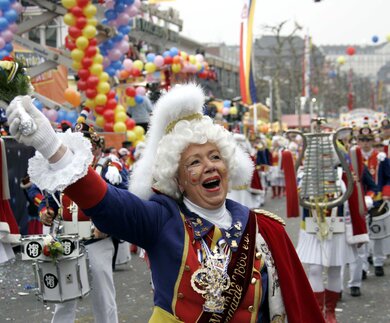 Frau bei einem Karnevalsumzug | © Landeshauptstadt Mainz