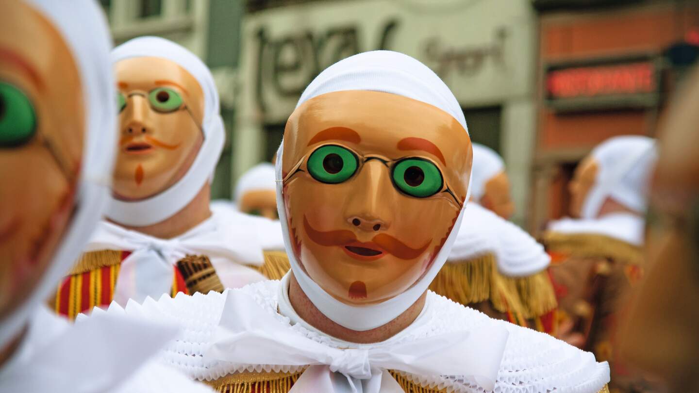 Die typischen Gilles-Masken beim Karneval von Binche in Belgien | © GettyImages.com/DimDeVille