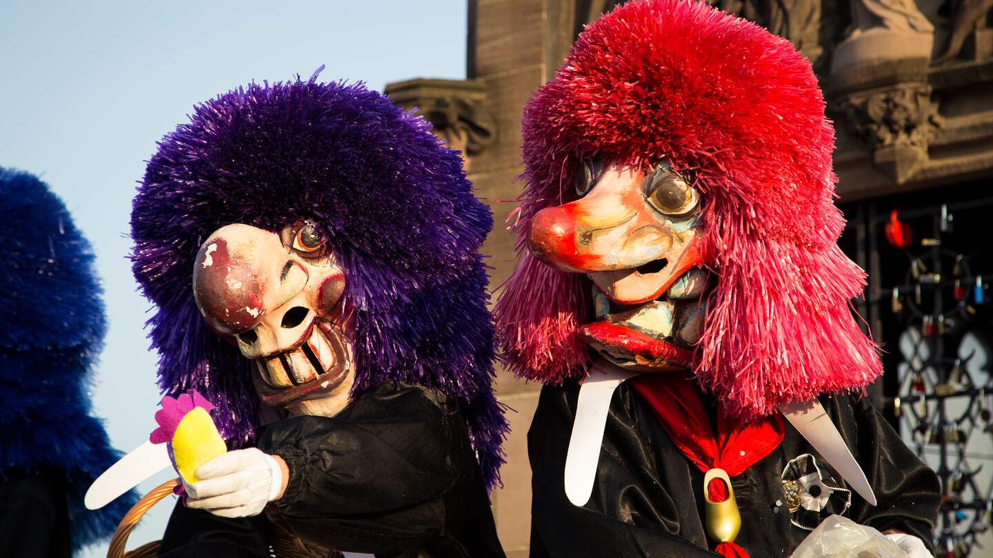 Zwei typische Fasenachts-Masken mit langen Nasen und Wuschelhaaren bei der Basler Fasenacht in der Schweiz | © GettyImages.com/olli0815