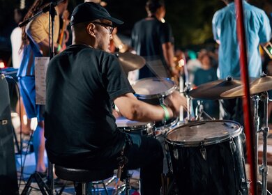 Rueckansicht eines Schlagzeugers bei einem festival im Freien | © Gettyimages.com/tdub303